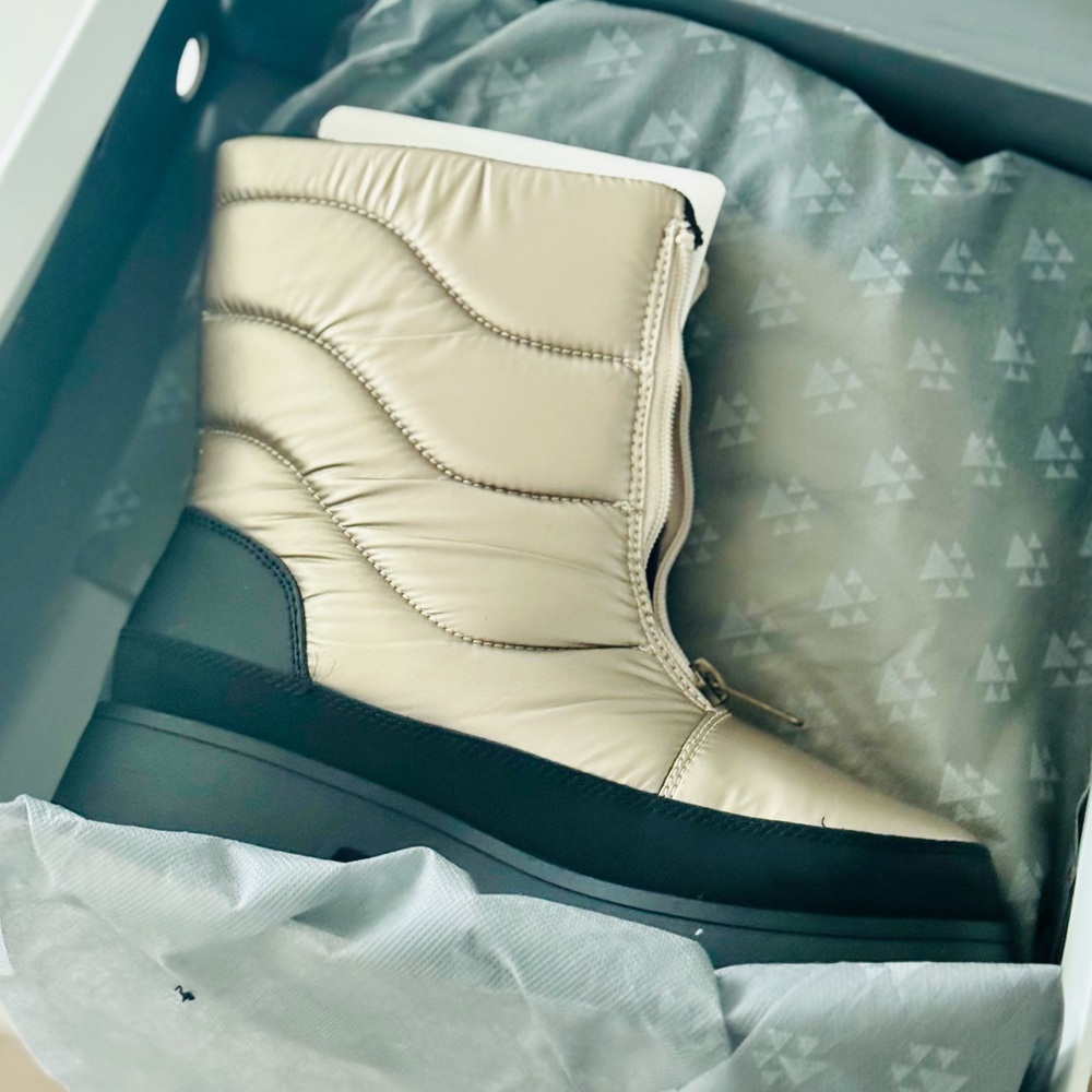 NIB Cougar Women's Black/Gold Winter Boots - Waterproof